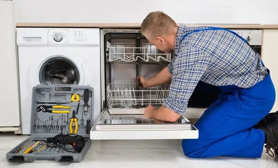 Ayaş Viessmann servisi teknisyen ekibi beyaz eşya tamiri yaparken